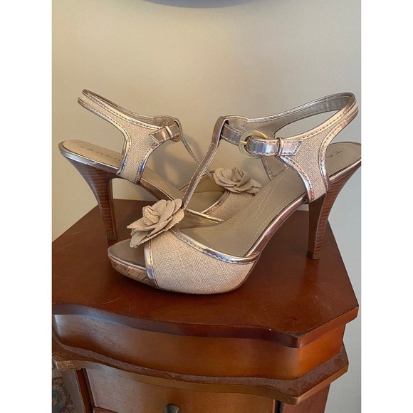 TAHARI T-Strap Sandal‎ Heels Brown Tan, Size 8M - Picture 3 of 5